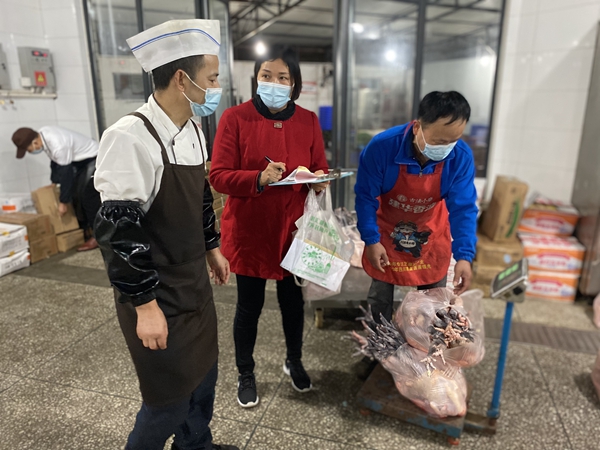 物資保障是用責(zé)任與擔(dān)當(dāng)挑起的“食材采購(gòu)”